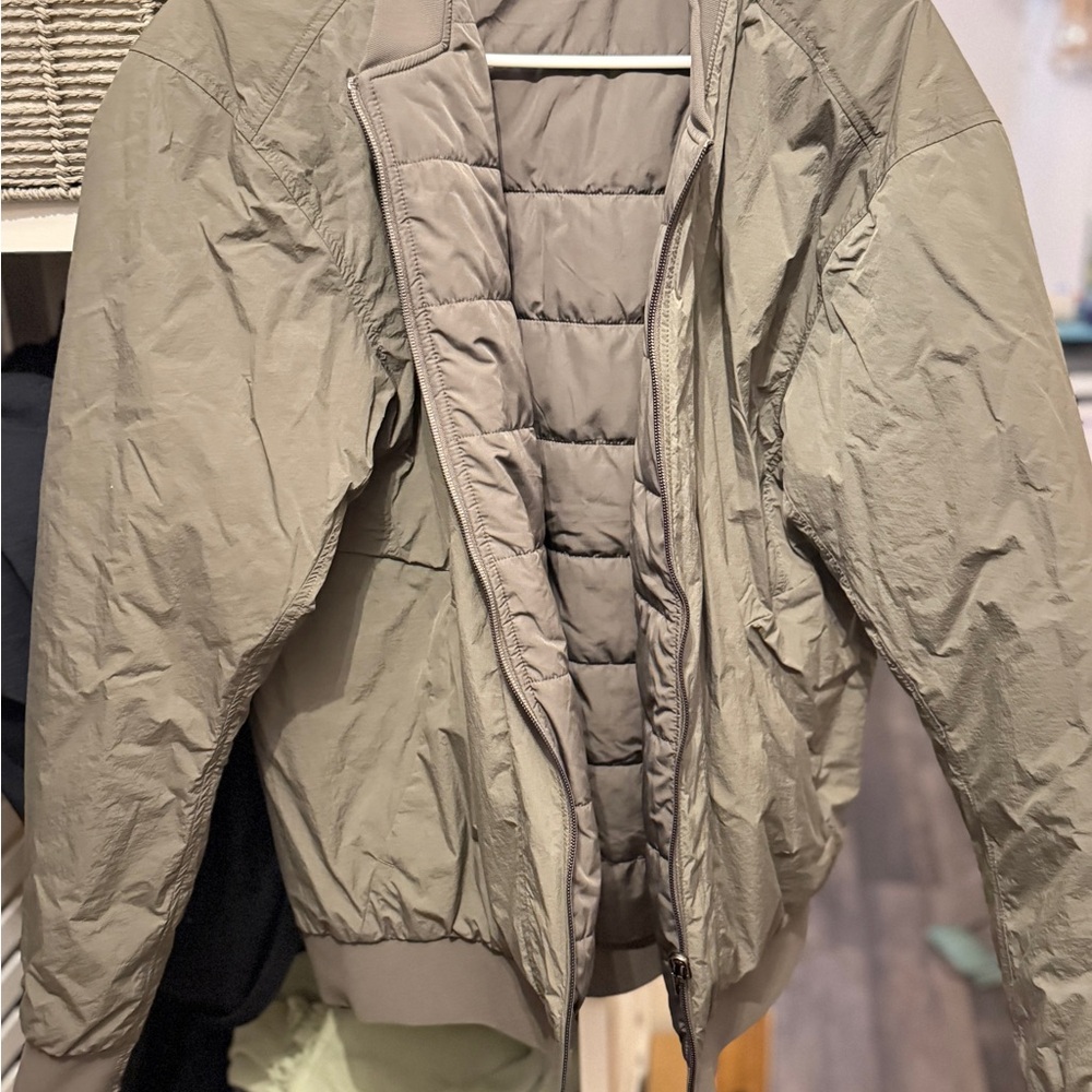 Lululemon New Venture Reversible Bomber Jacket Men’s L Olive Green EUC